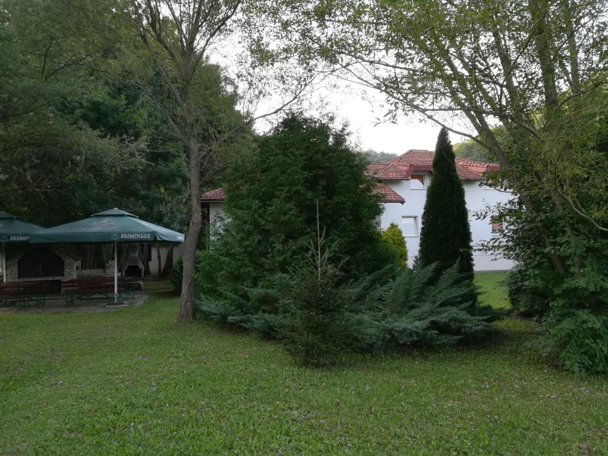 Villa Nana Kulen Vakuf Exteriör bild